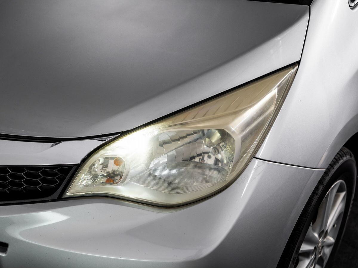 Subaru Trezia 2010 - фото автомобиля
