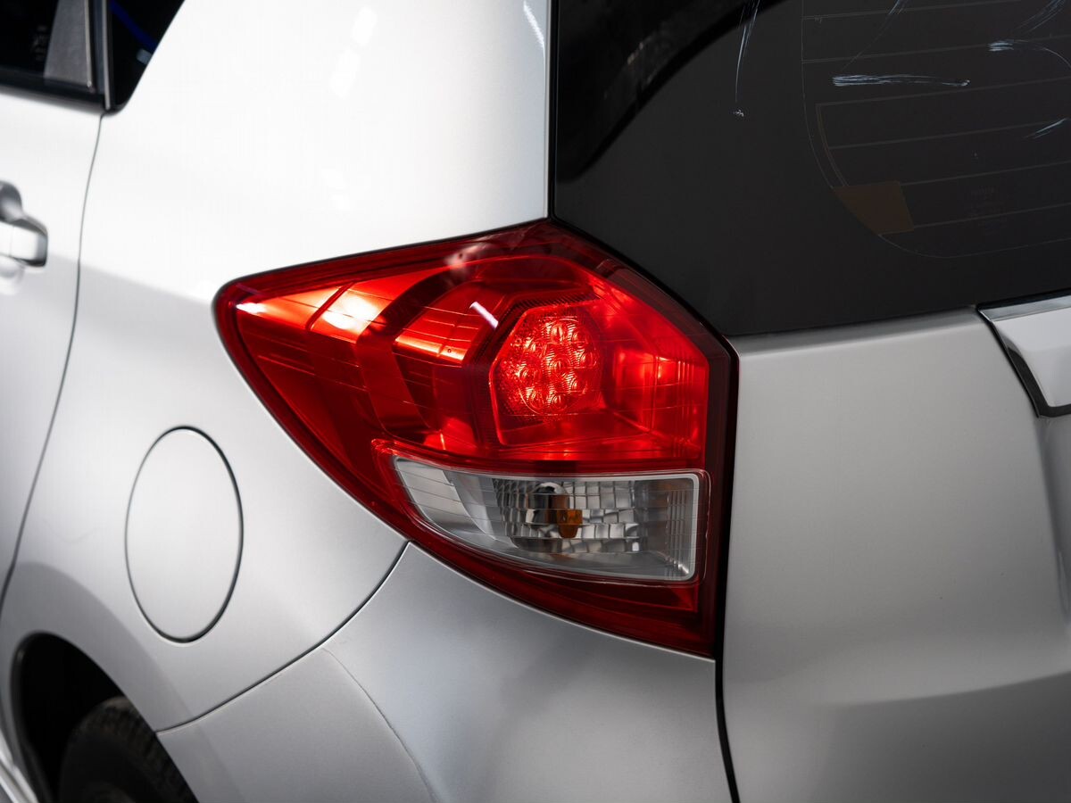 Subaru Trezia 2010 - фото автомобиля