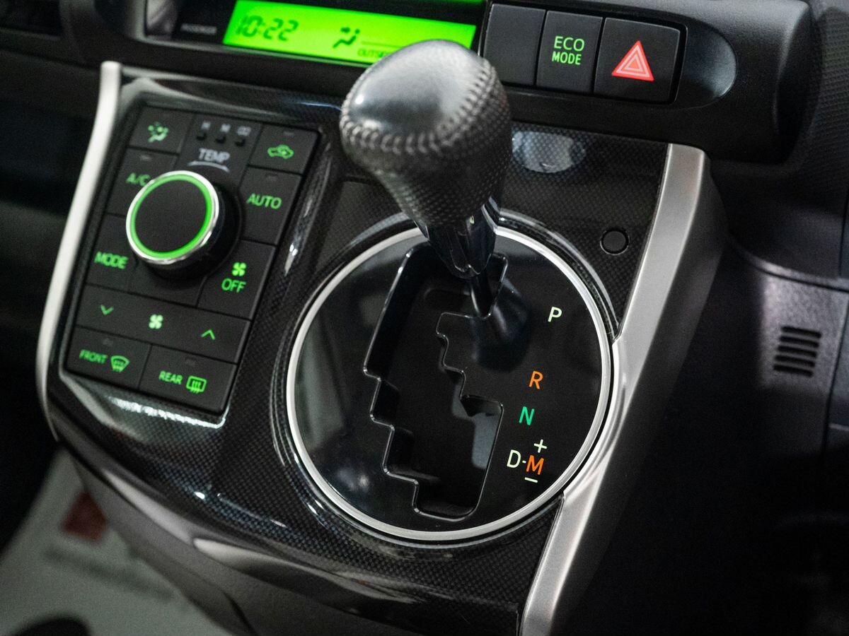 Toyota Wish 2016 - фото автомобиля