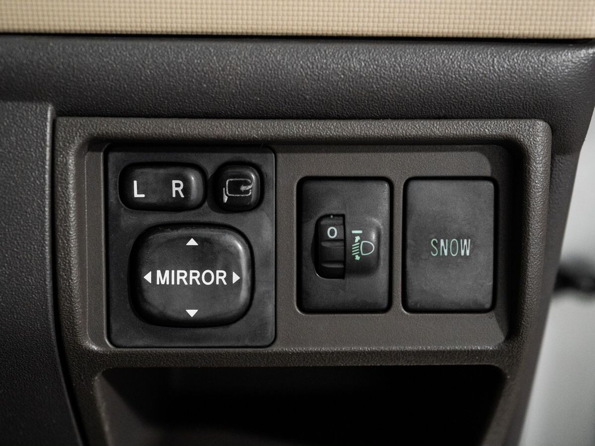 Toyota Sienta 2006 - фото автомобиля