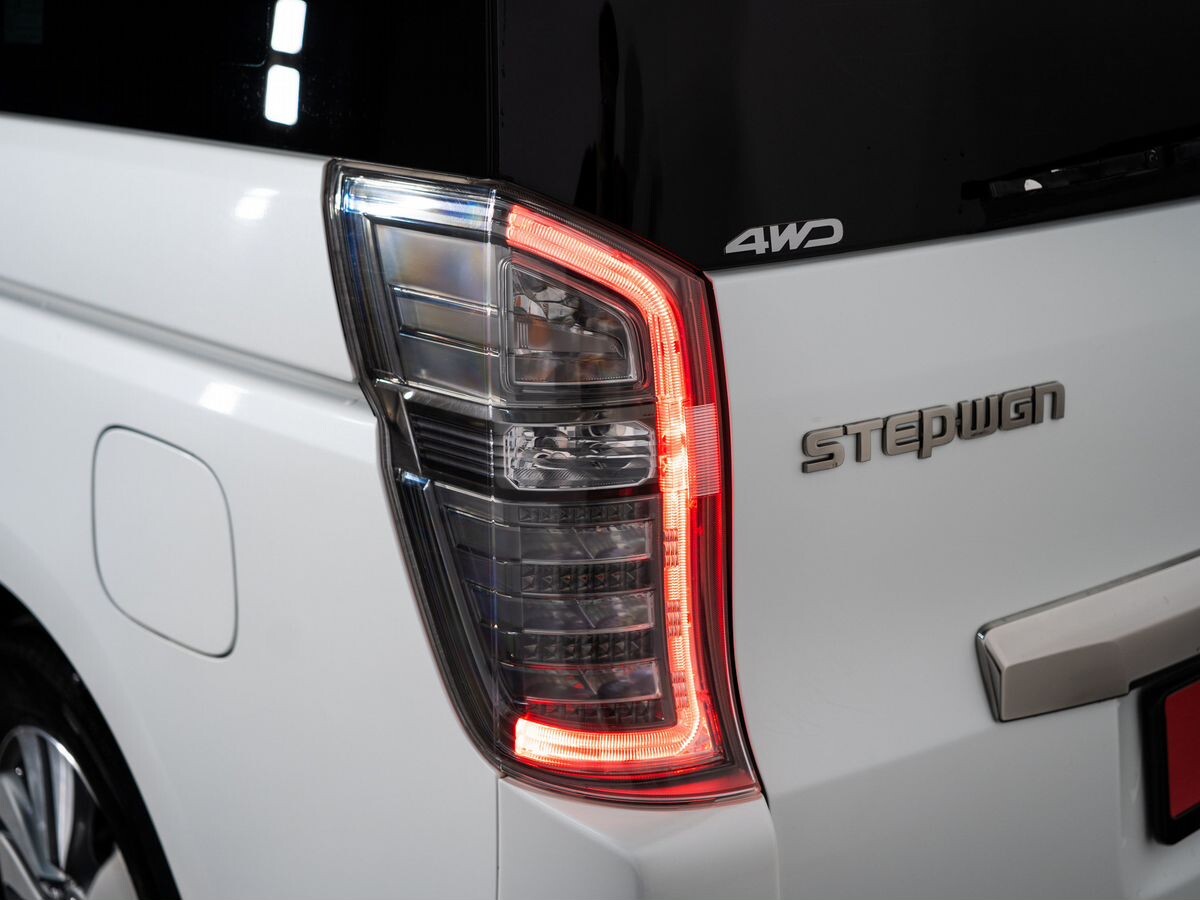 Honda Stepwgn 2012 - фото автомобиля