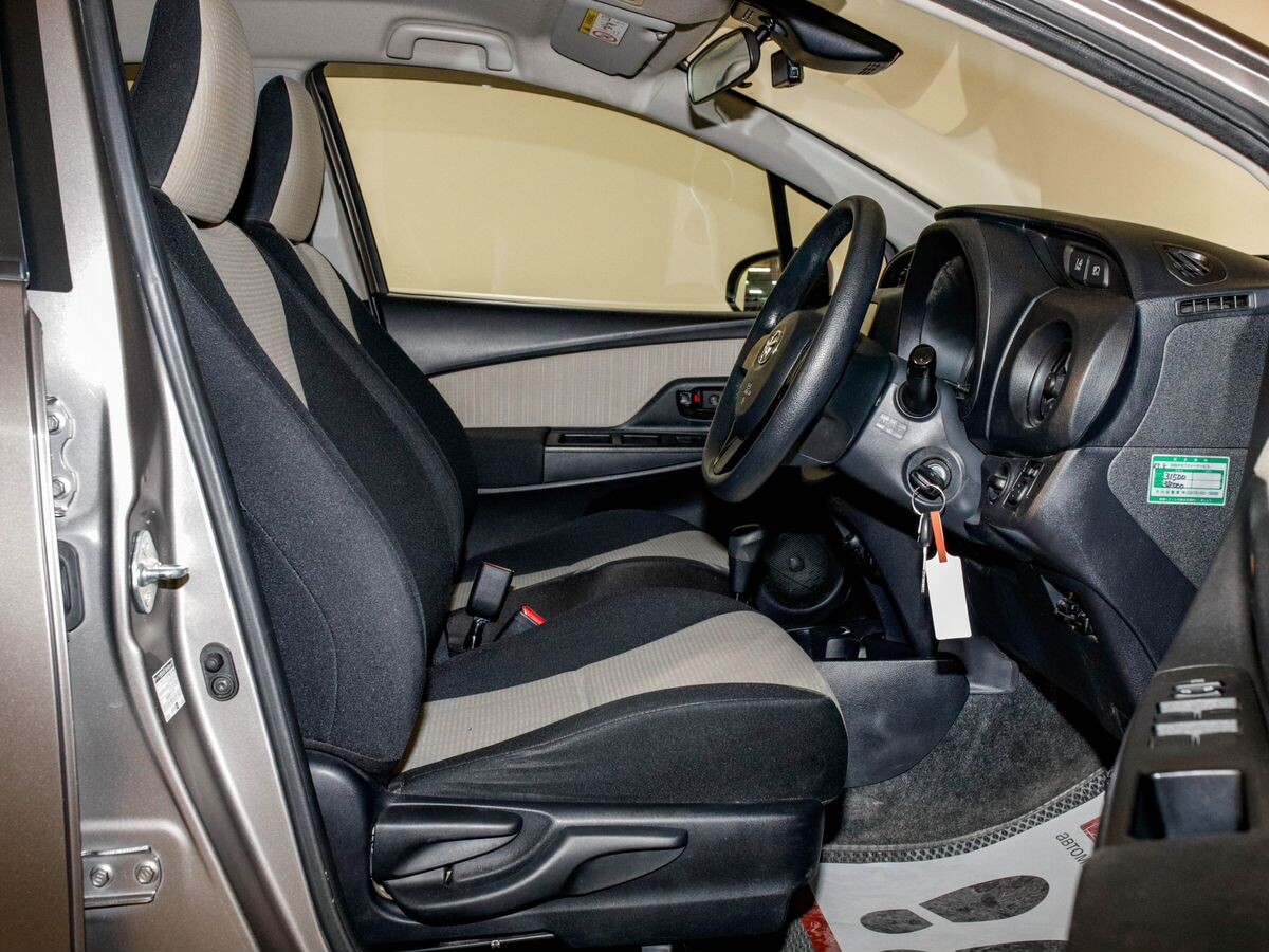 Toyota Vitz 2017 - фото автомобиля