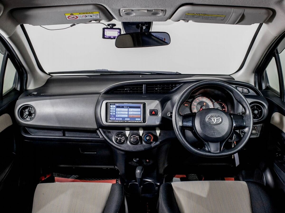 Toyota Vitz 2017 - фото автомобиля