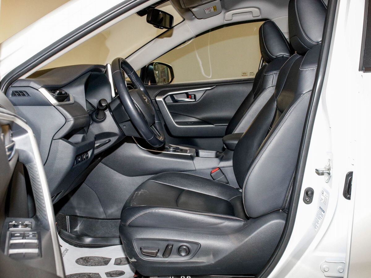 Toyota RAV4 2019 - фото автомобиля