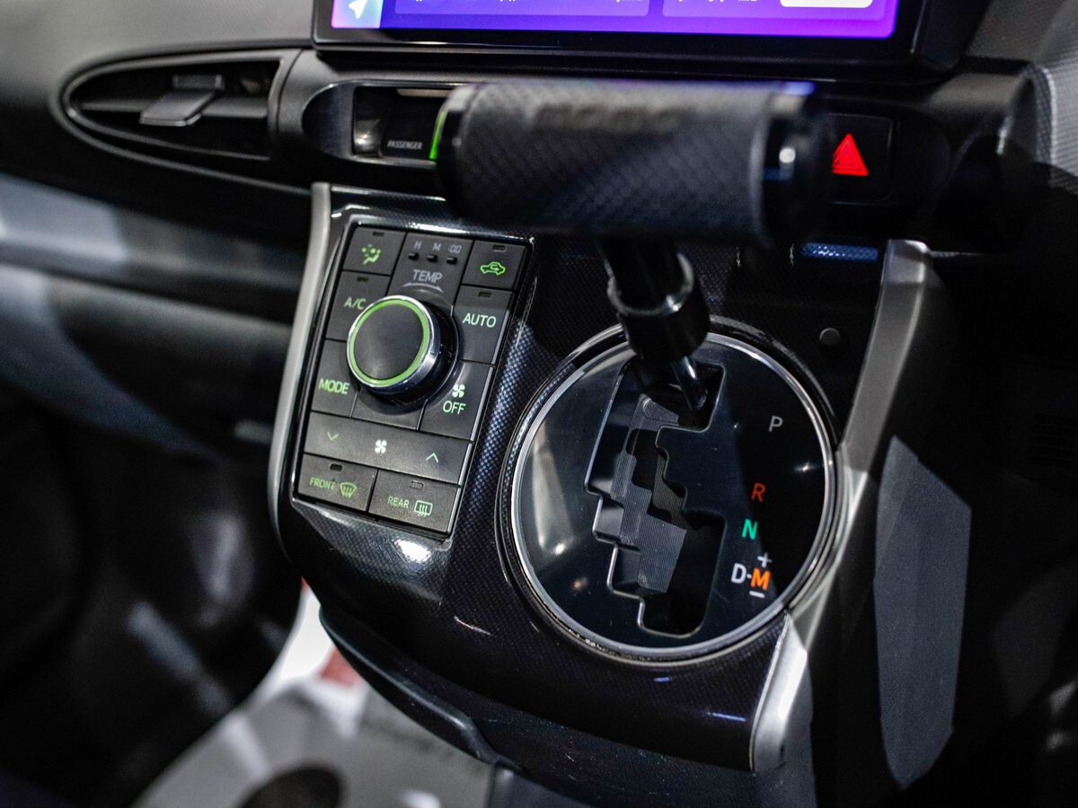 Toyota Wish 2012 - фото автомобиля