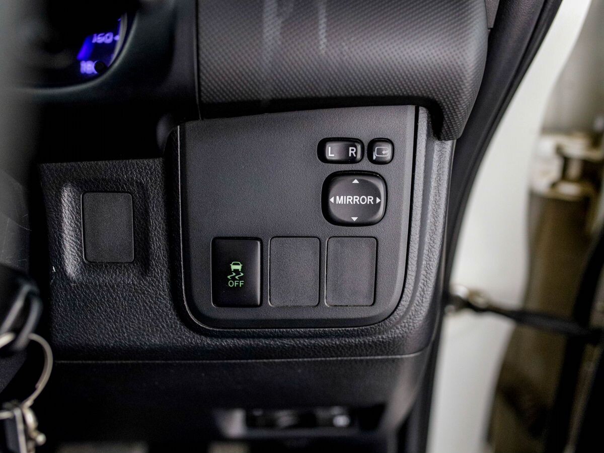 Toyota Wish 2012 - фото автомобиля