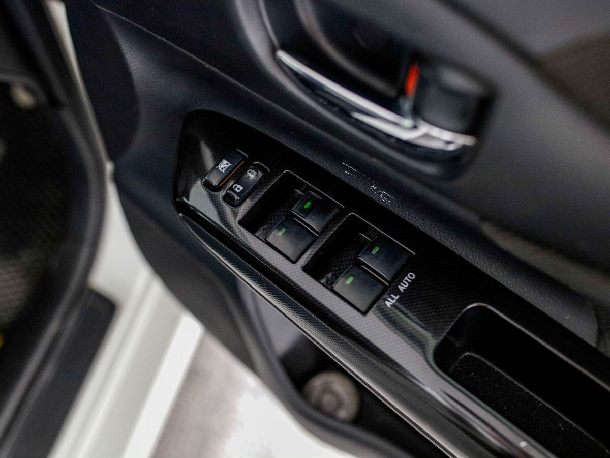 Toyota Wish 2012 - фото автомобиля