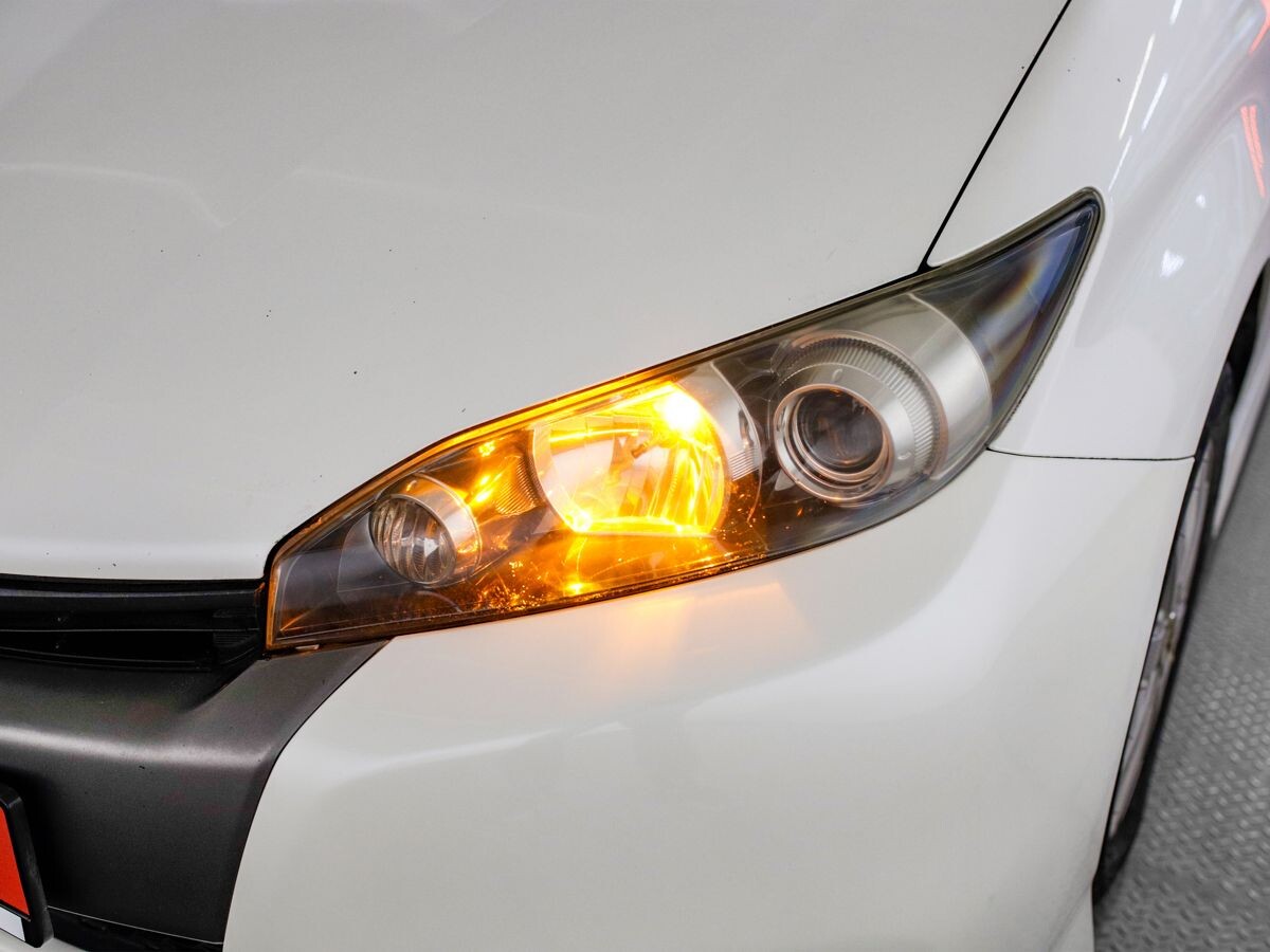 Toyota Wish 2012 - фото автомобиля