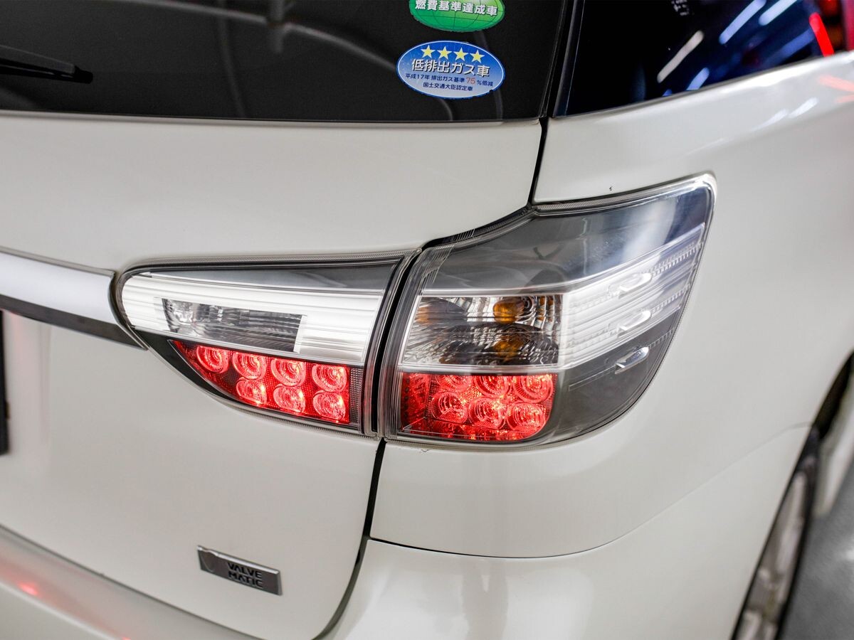Toyota Wish 2012 - фото автомобиля