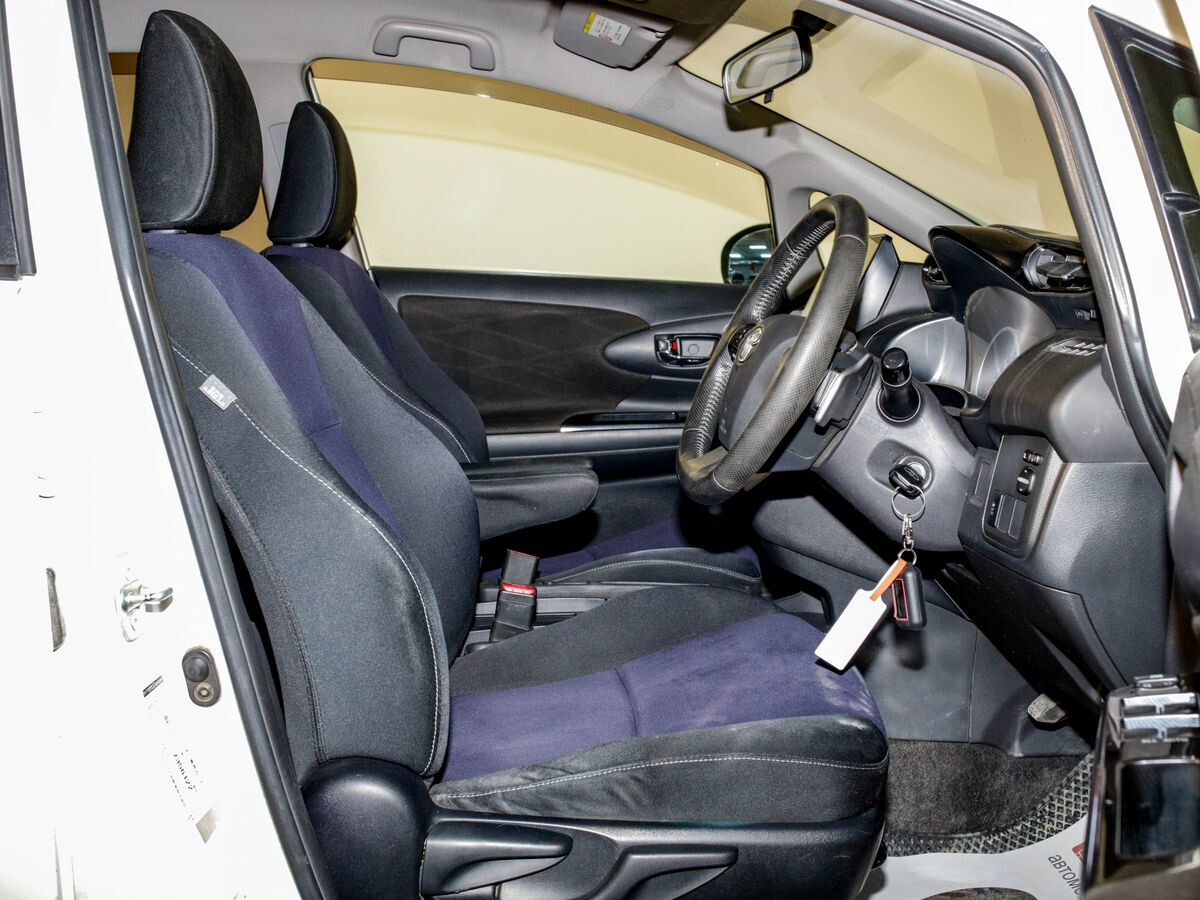 Toyota Wish 2012 - фото автомобиля