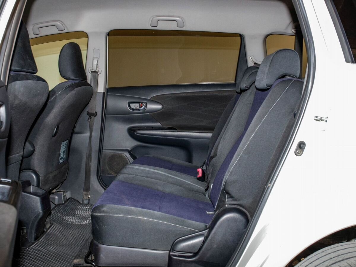 Toyota Wish 2012 - фото автомобиля