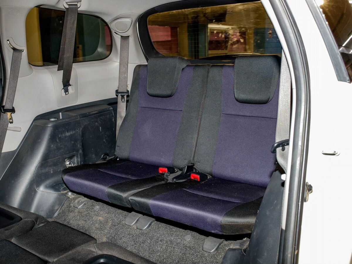 Toyota Wish 2012 - фото автомобиля