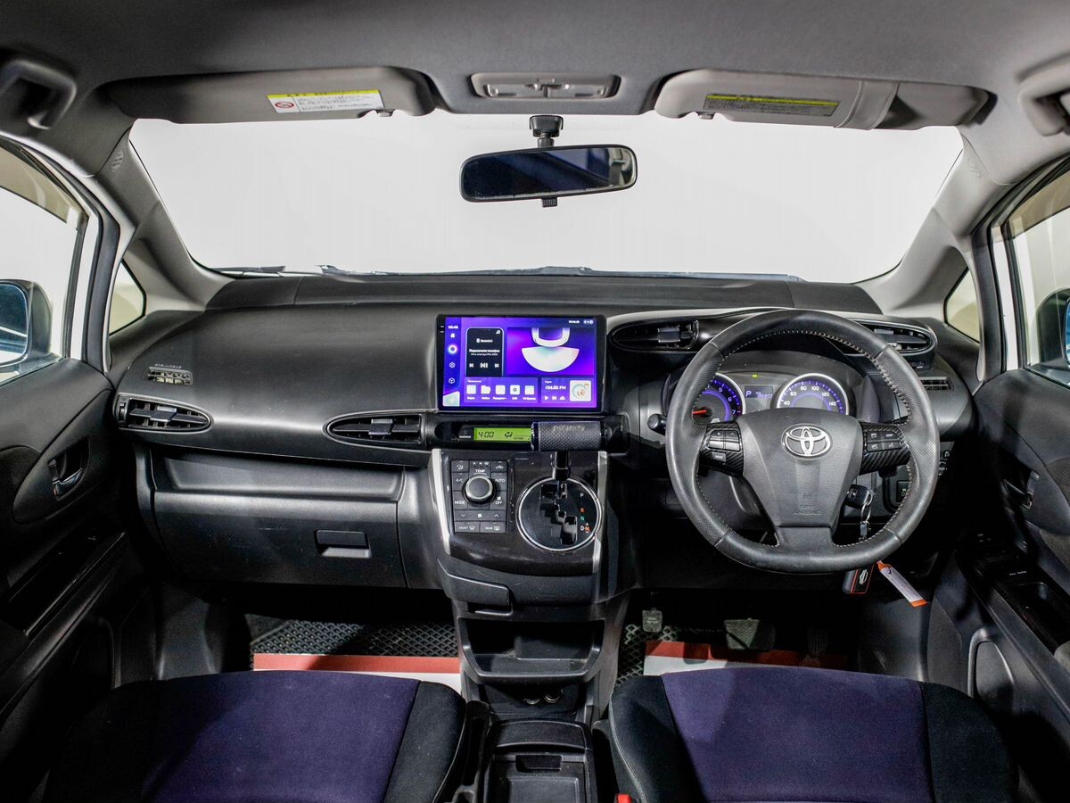 Toyota Wish 2012 - фото автомобиля