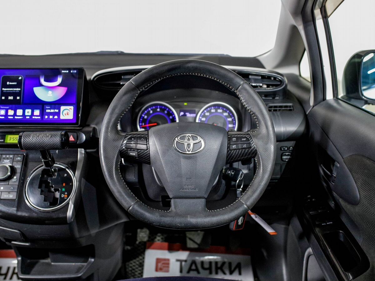 Toyota Wish 2012 - фото автомобиля