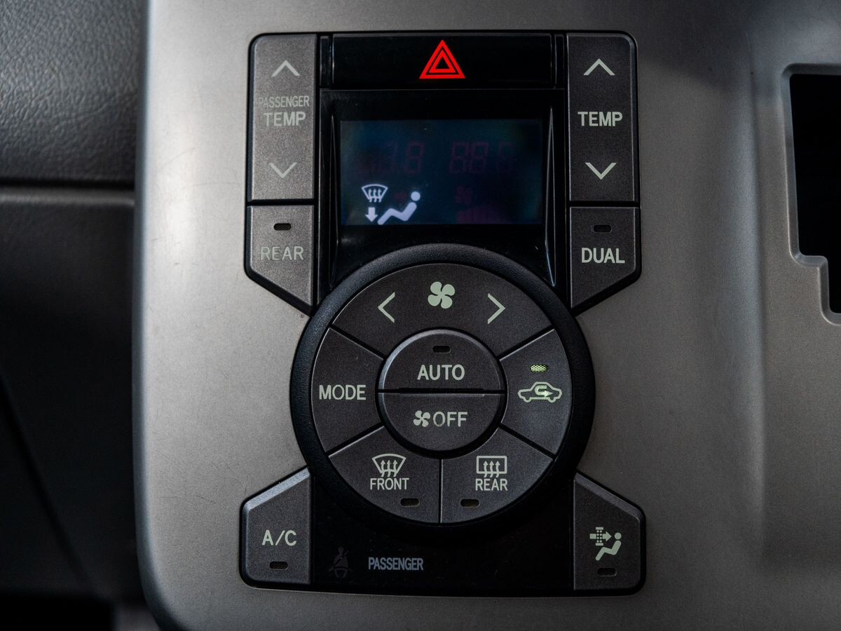Toyota Noah 2007 - фото автомобиля