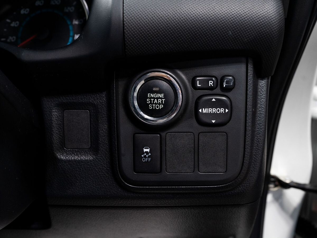 Toyota Wish 2011 - фото автомобиля