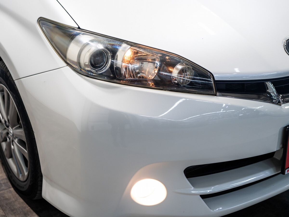 Toyota Wish 2011 - фото автомобиля
