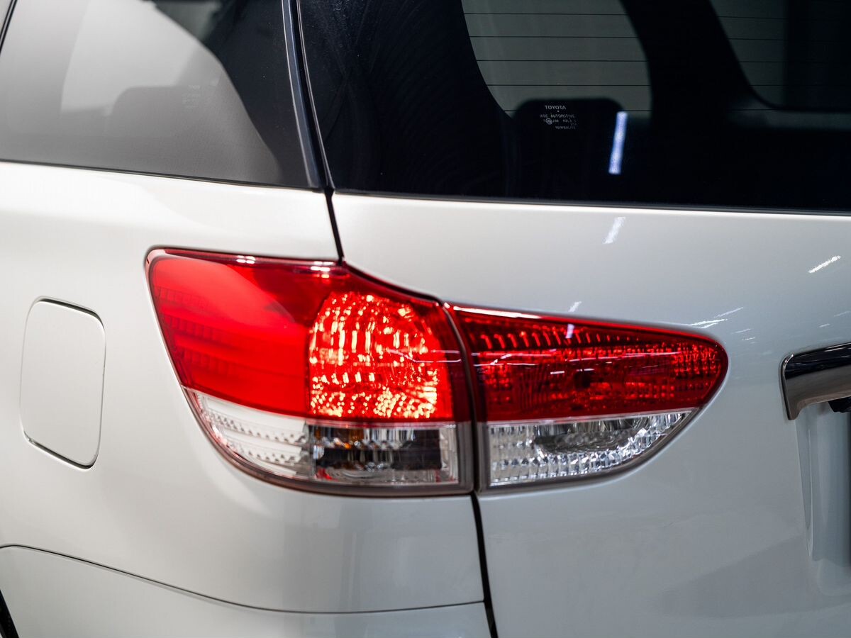 Toyota Wish 2011 - фото автомобиля