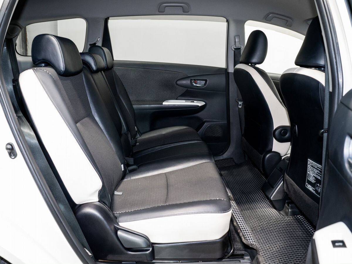 Toyota Wish 2011 - фото автомобиля