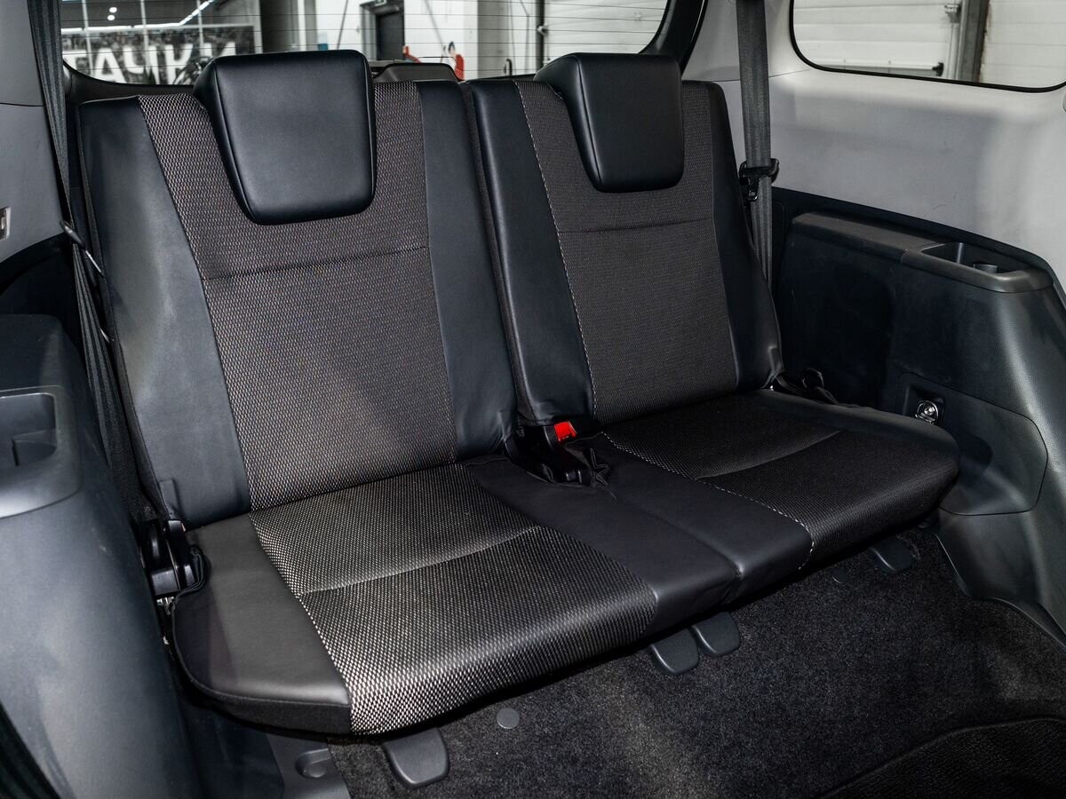 Toyota Wish 2011 - фото автомобиля