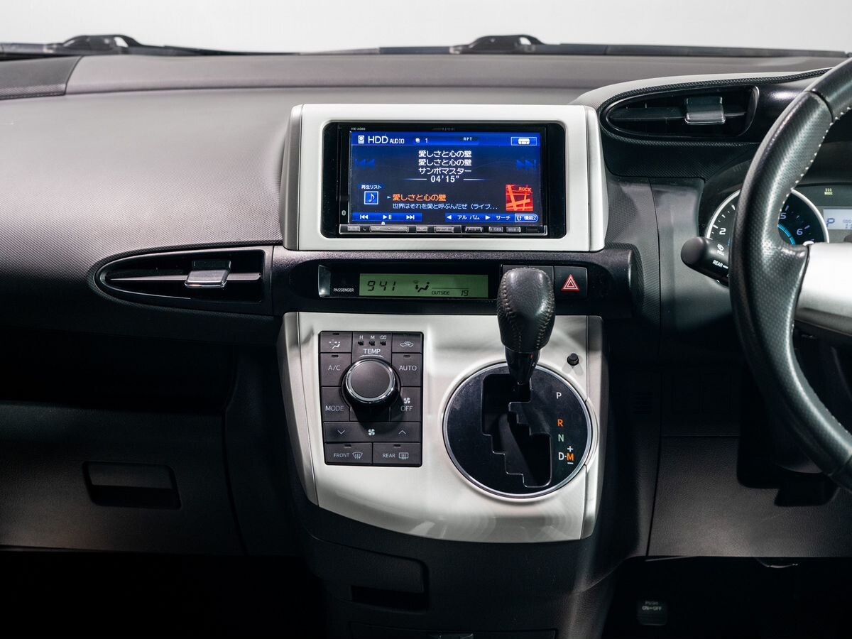 Toyota Wish 2011 - фото автомобиля