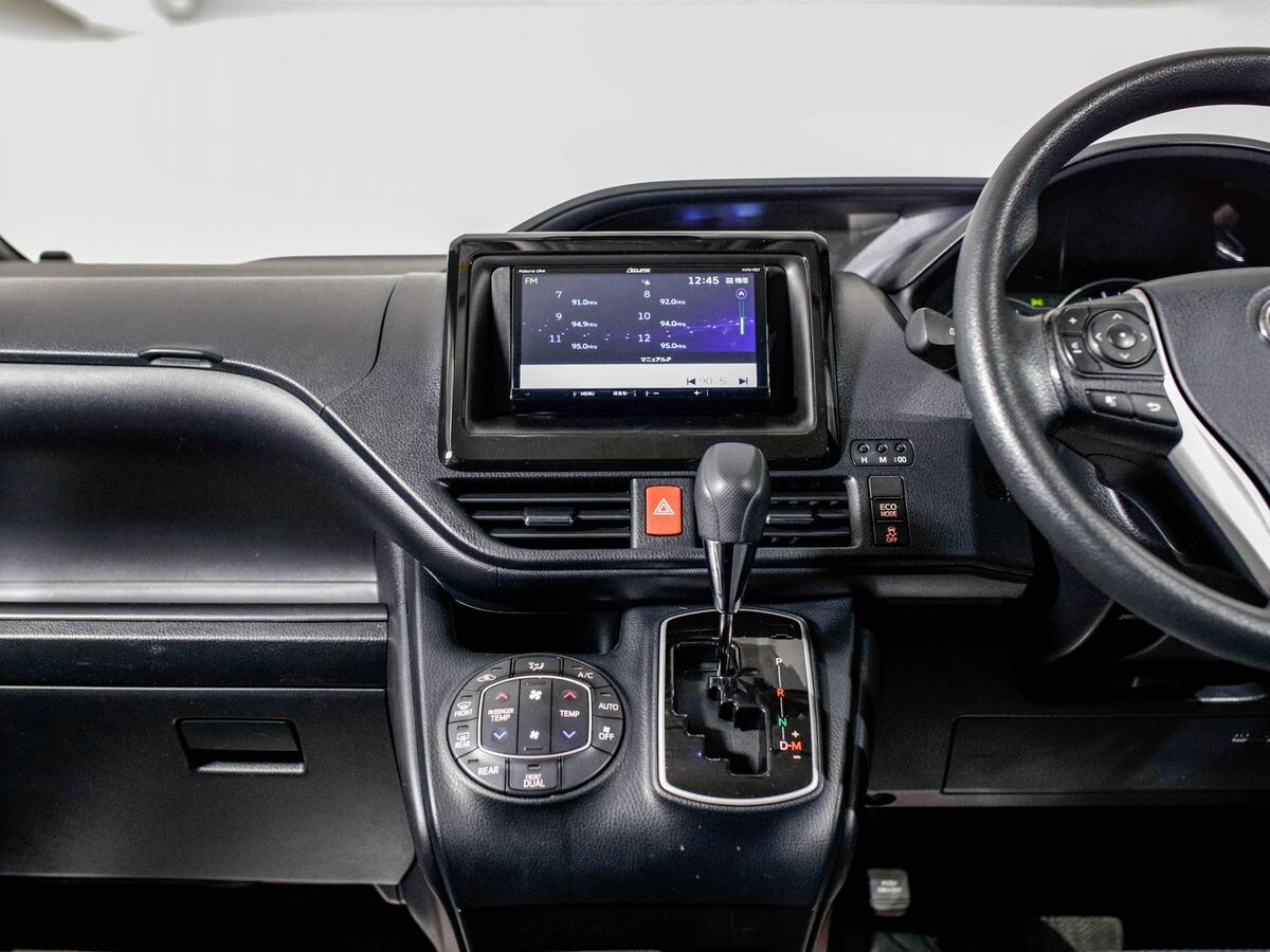 Toyota Noah 2021 - фото автомобиля
