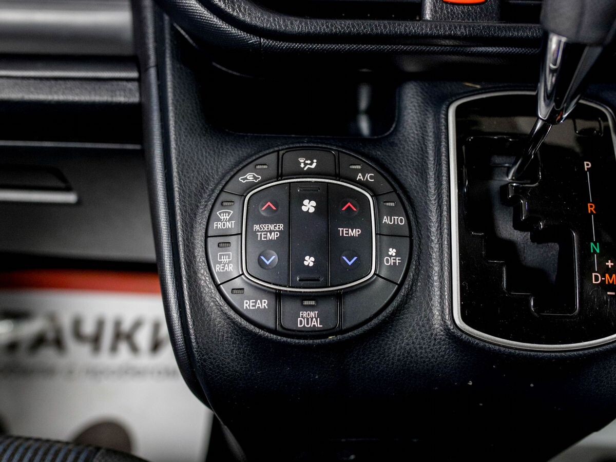 Toyota Noah 2021 - фото автомобиля