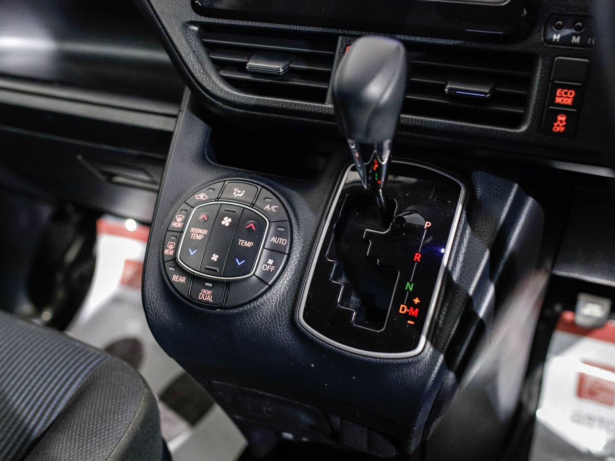 Toyota Noah 2021 - фото автомобиля