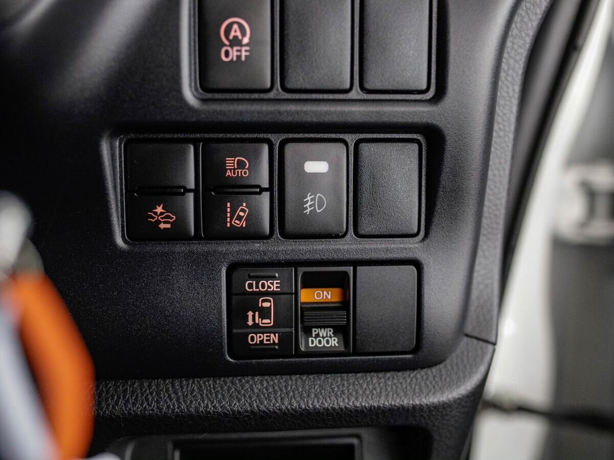 Toyota Noah 2021 - фото автомобиля