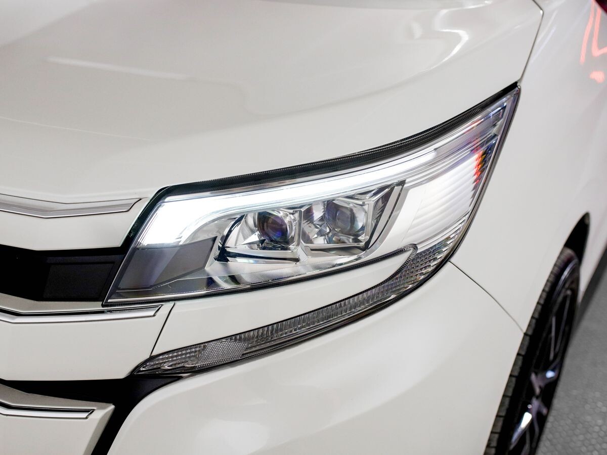 Toyota Noah 2021 - фото автомобиля