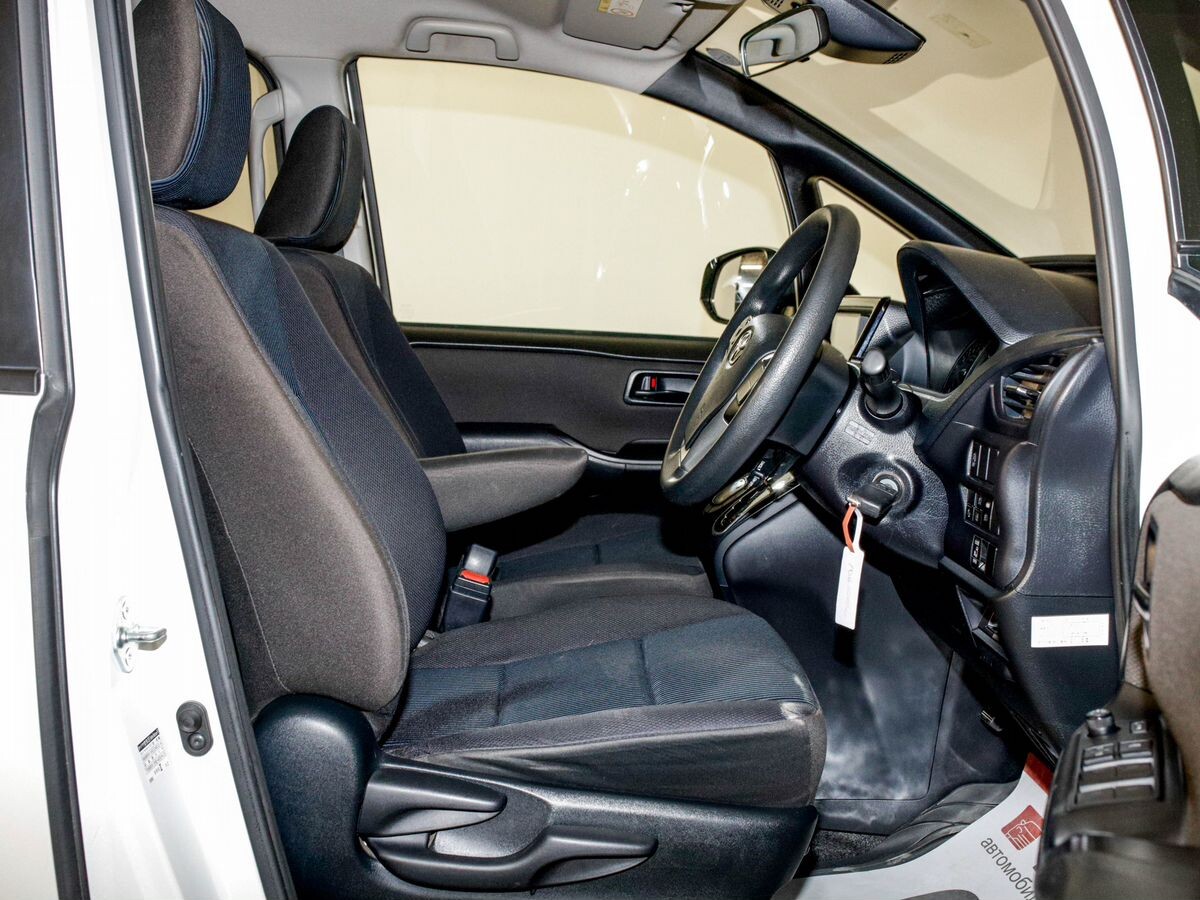 Toyota Noah 2021 - фото автомобиля