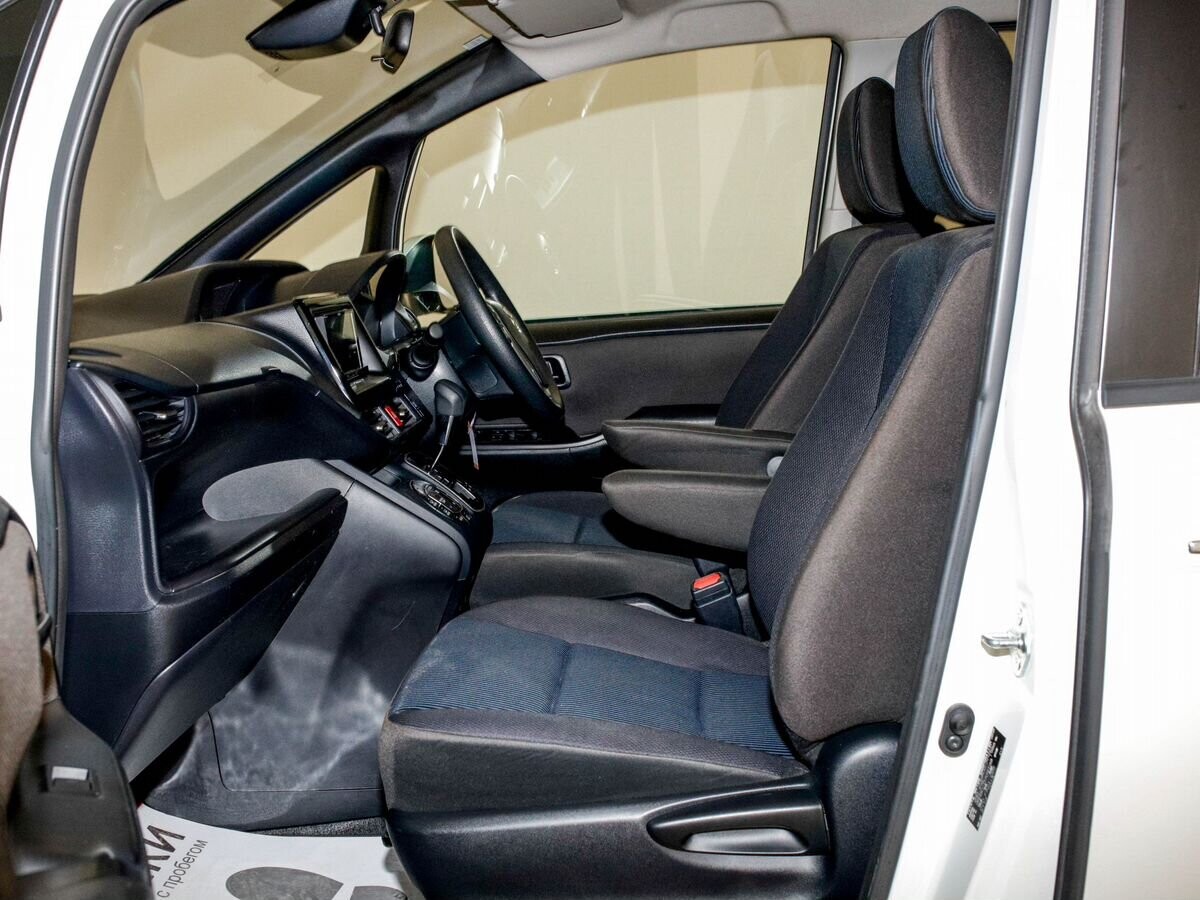Toyota Noah 2021 - фото автомобиля