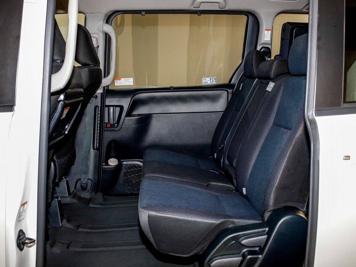 Toyota Noah 2021 - фото автомобиля