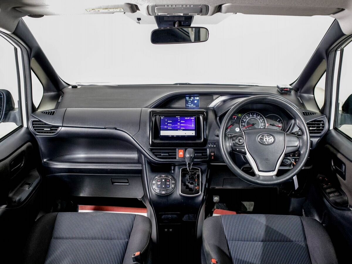 Toyota Noah 2021 - фото автомобиля