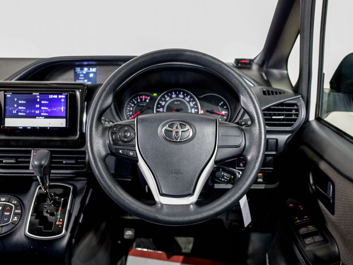 Toyota Noah 2021 - фото автомобиля