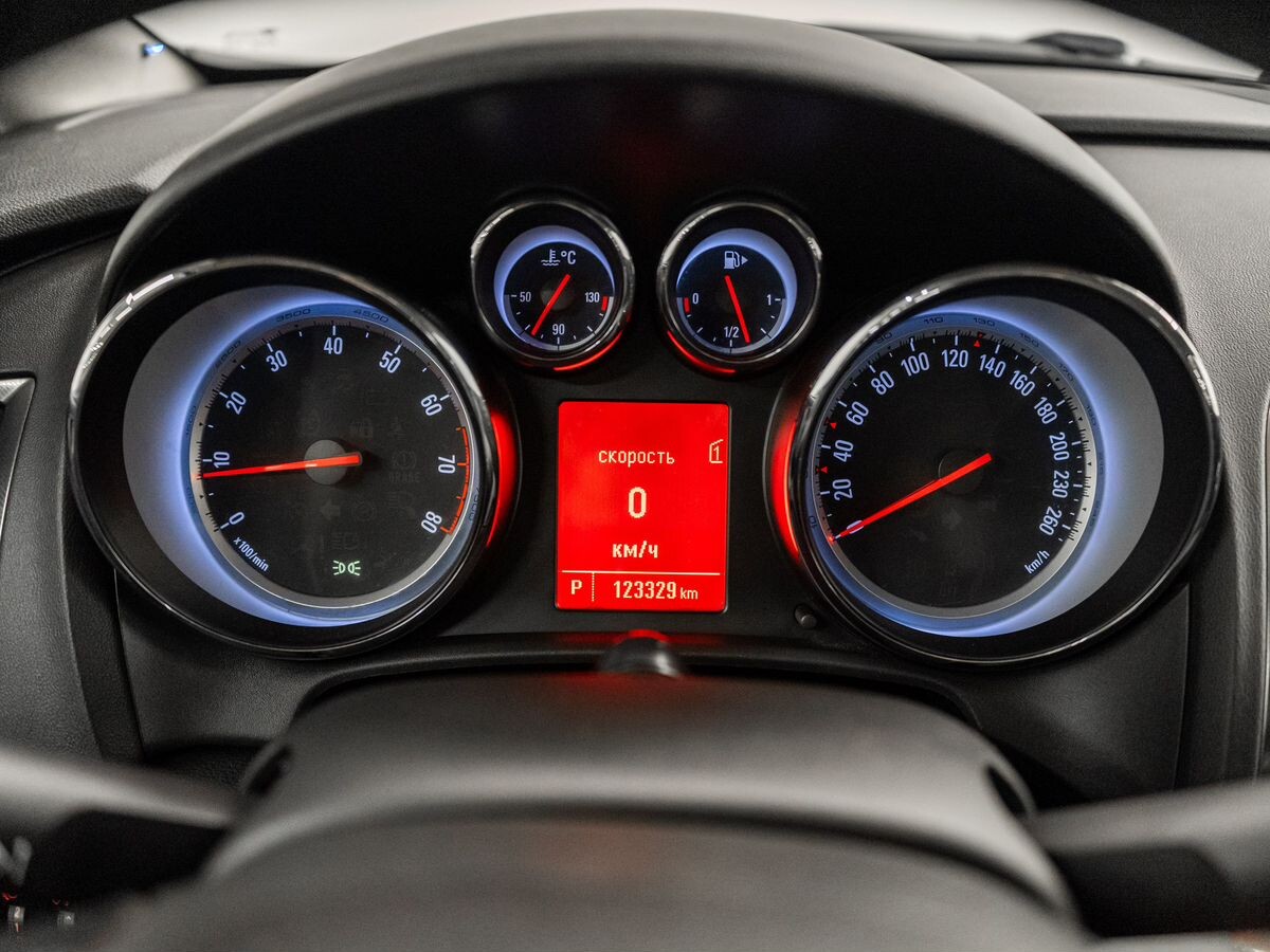 Opel Astra 2012 - фото автомобиля