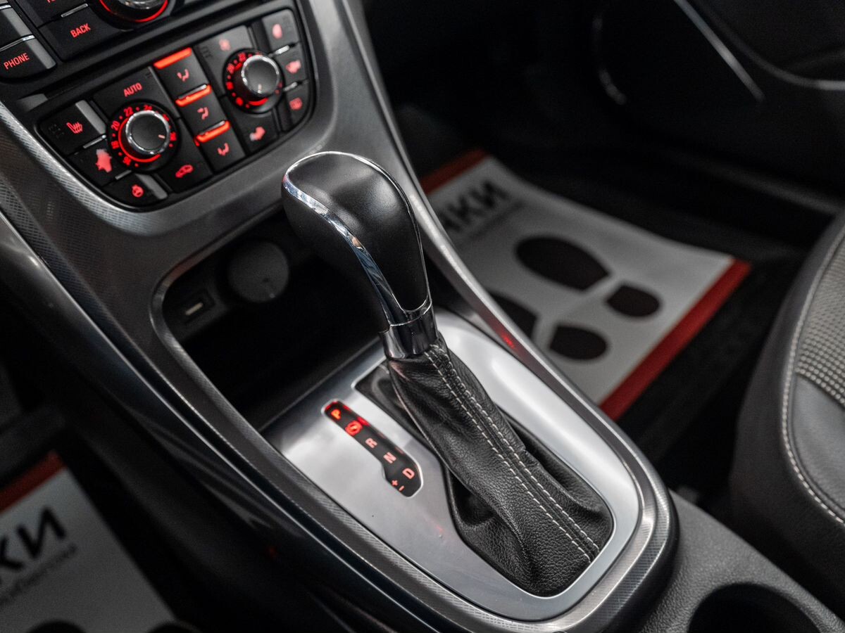 Opel Astra 2012 - фото автомобиля