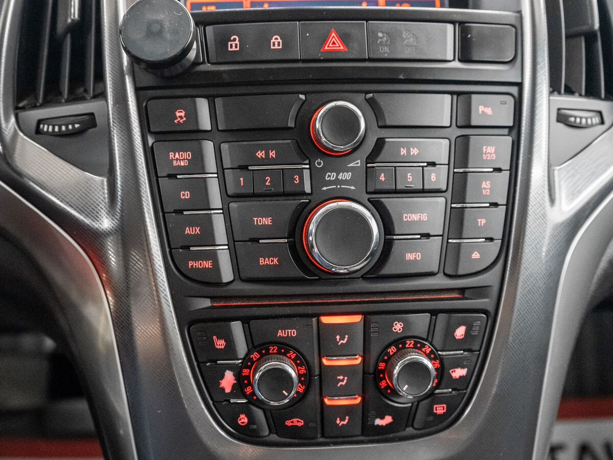 Opel Astra 2012 - фото автомобиля