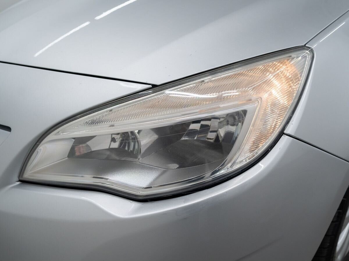 Opel Astra 2012 - фото автомобиля