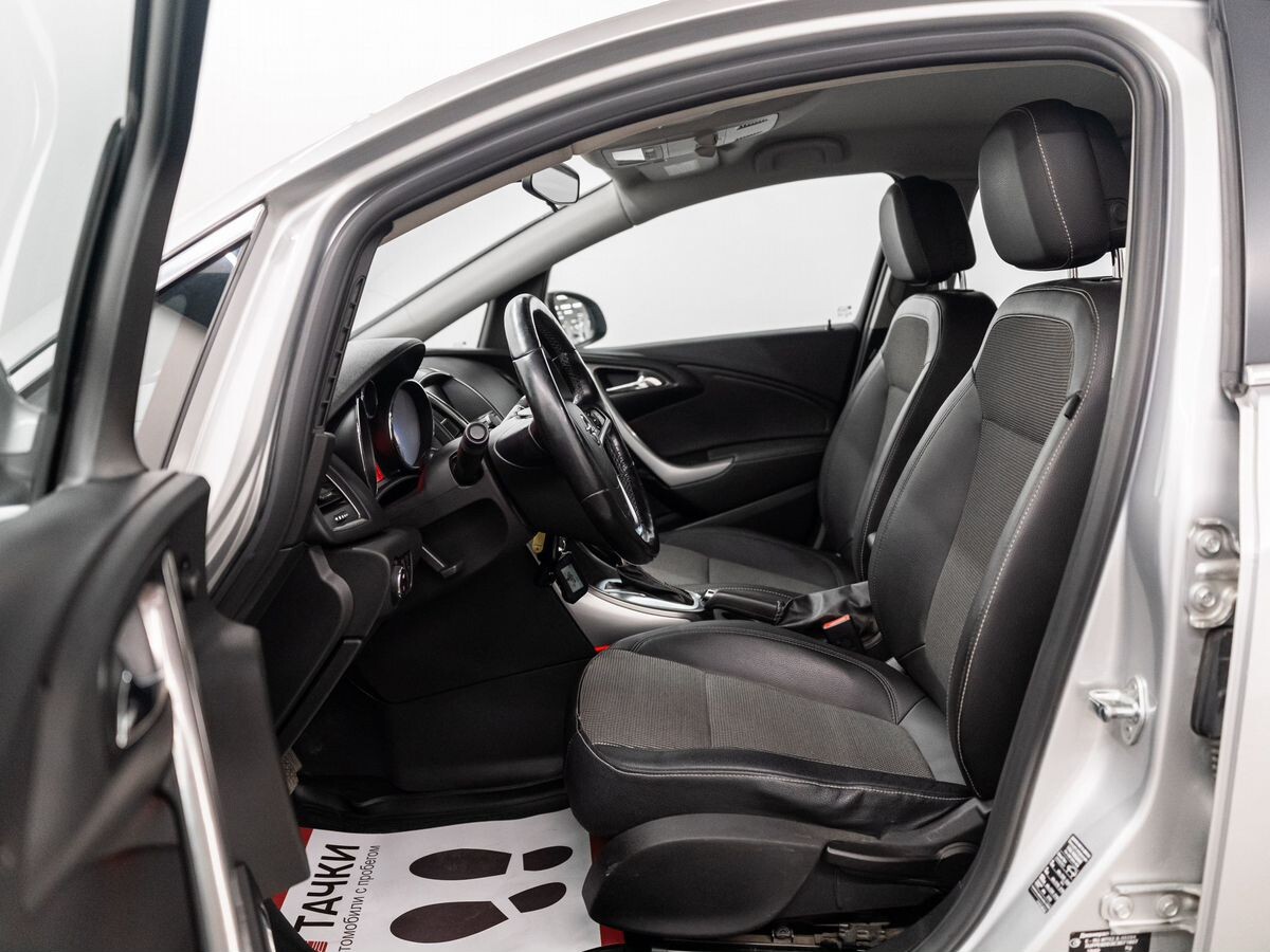 Opel Astra 2012 - фото автомобиля