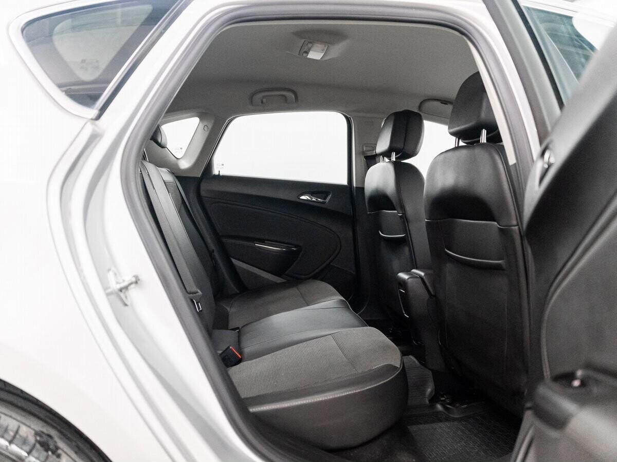 Opel Astra 2012 - фото автомобиля