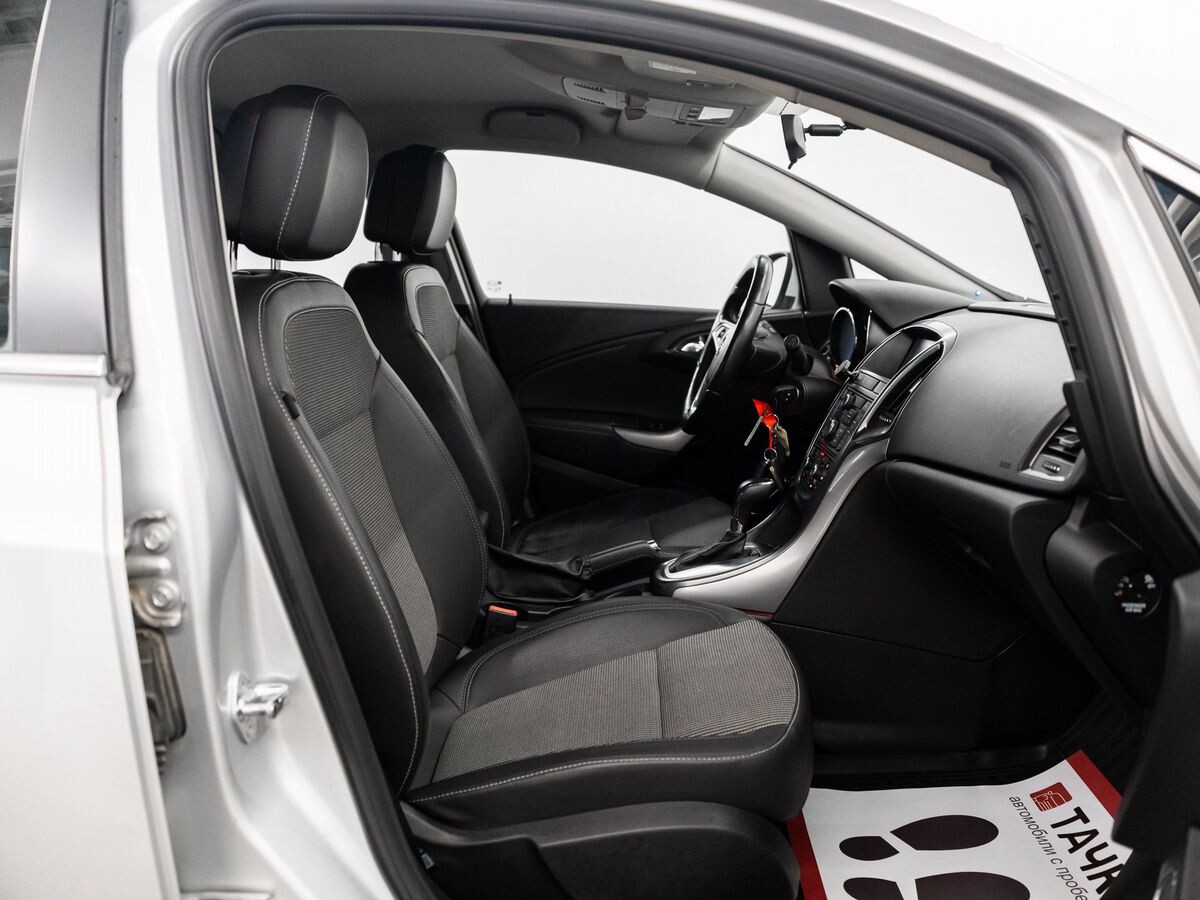 Opel Astra 2012 - фото автомобиля