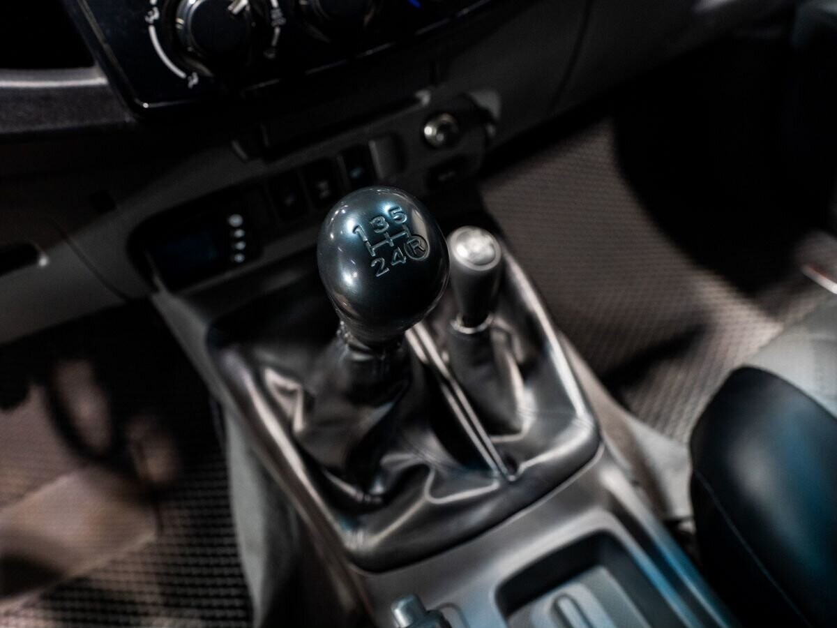 Toyota Hilux 2012 - фото автомобиля