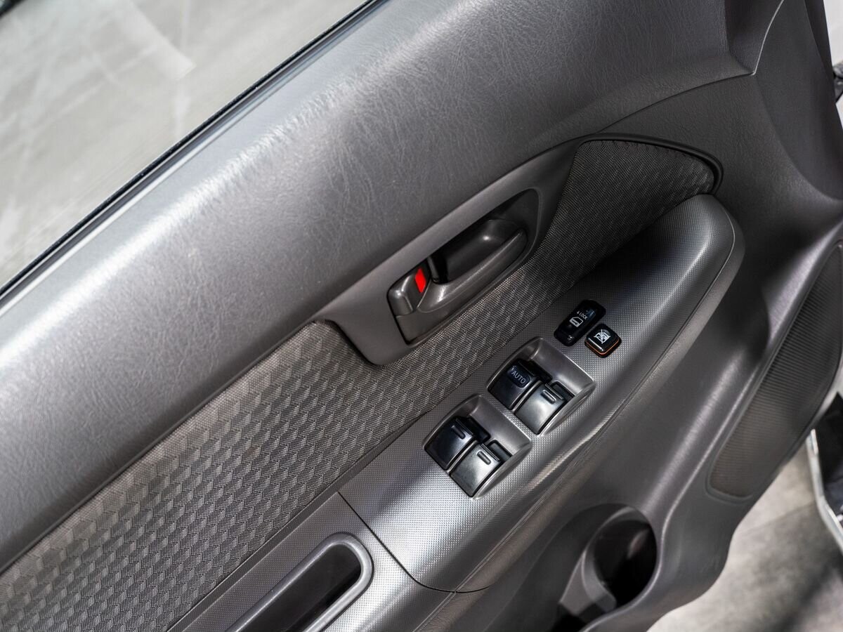 Toyota Hilux 2012 - фото автомобиля