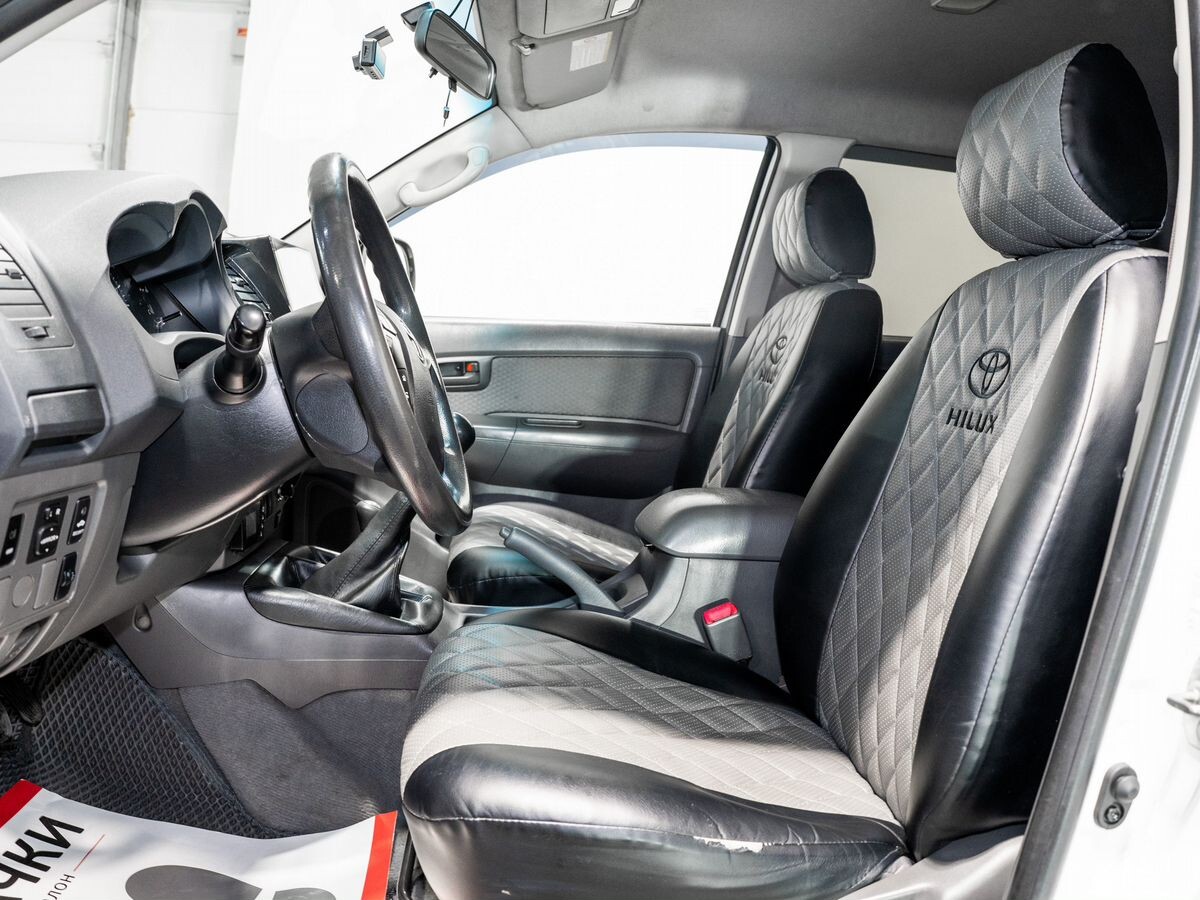 Toyota Hilux 2012 - фото автомобиля