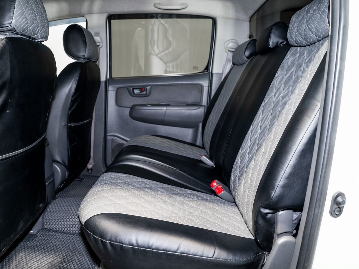 Toyota Hilux 2012 - фото автомобиля