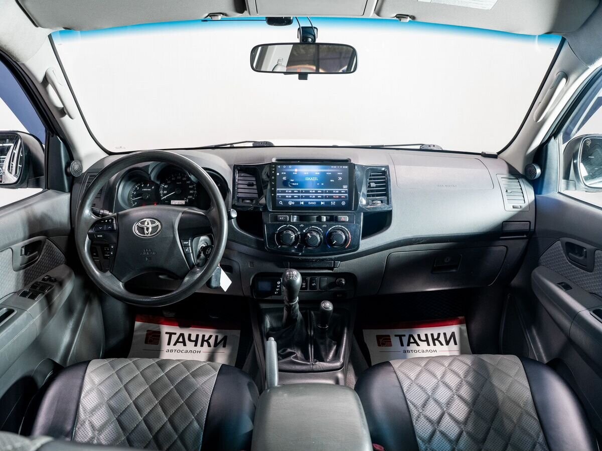 Toyota Hilux 2012 - фото автомобиля