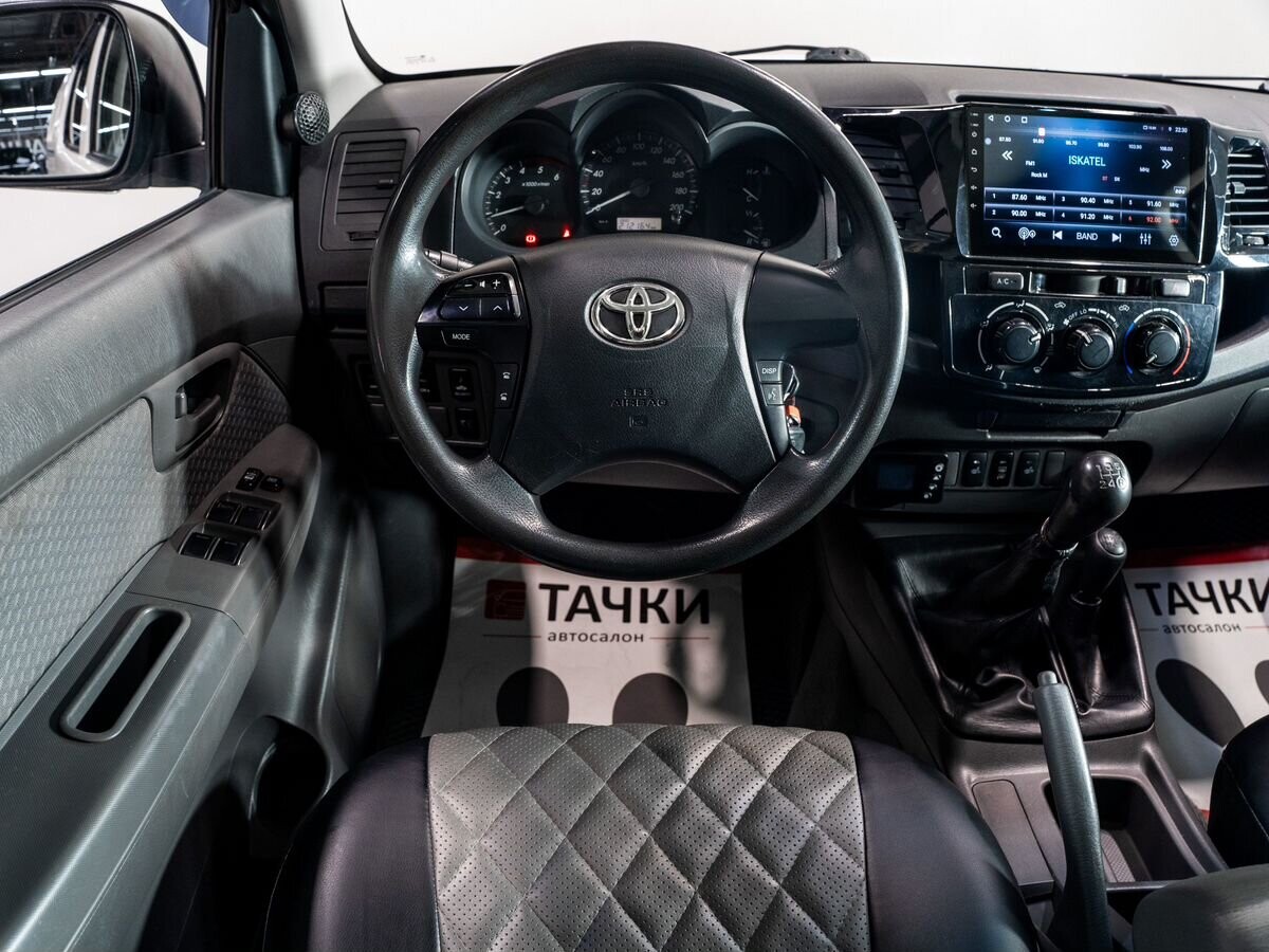 Toyota Hilux 2012 - фото автомобиля