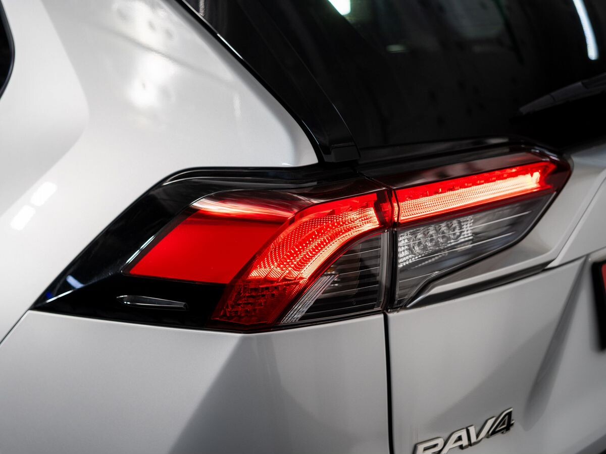 Toyota RAV4 2021 - фото автомобиля