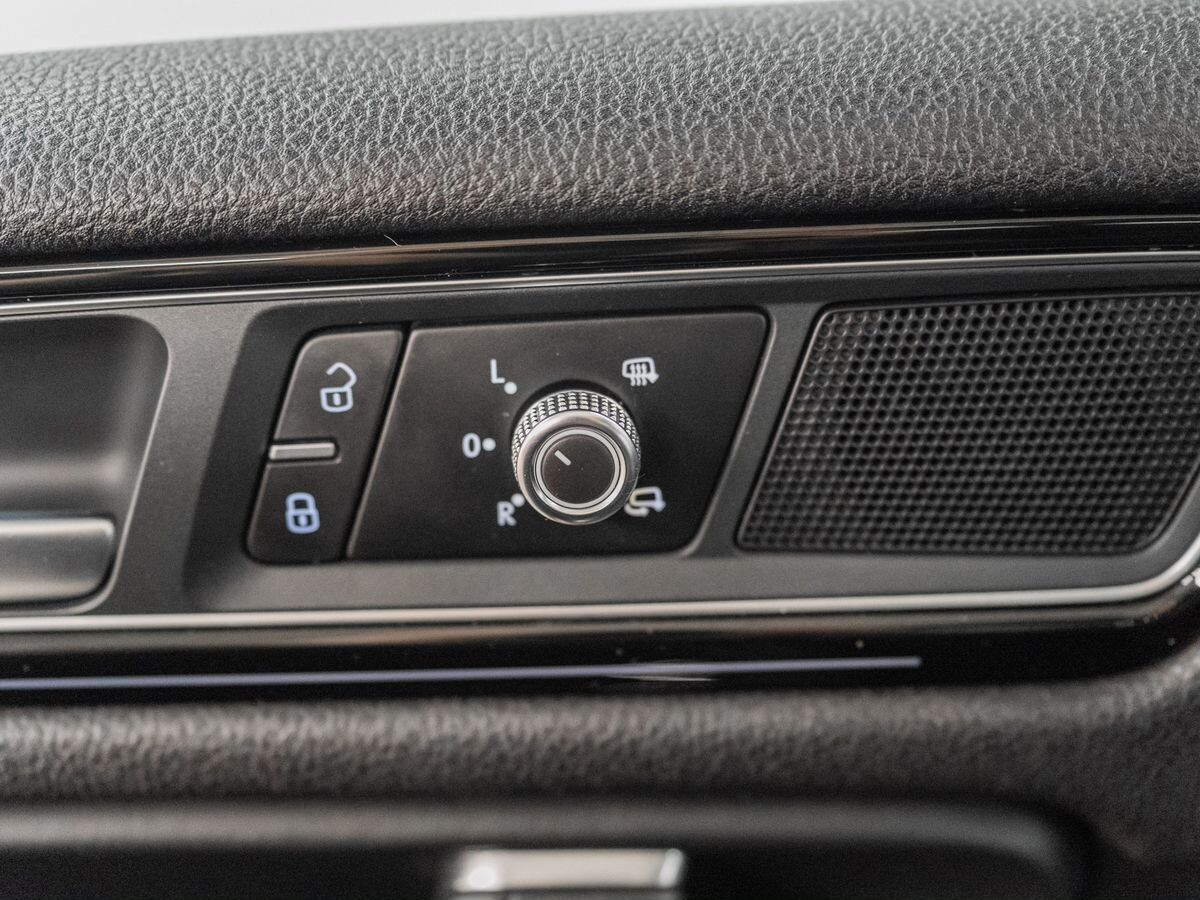 Volkswagen Touareg 2017 - фото автомобиля